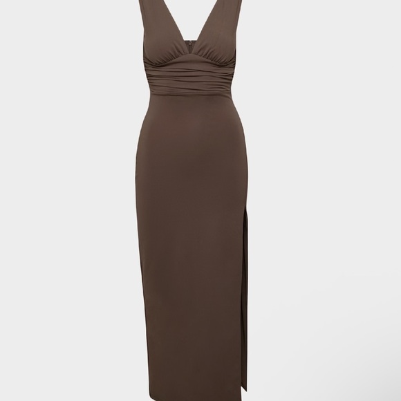 Aritzia Dresses & Skirts - Aritzia Brown Sleeveless V-Neck Ruched Waist Maxi Dress